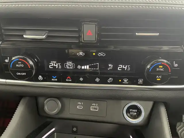 日産 エクストレイル G e－4ORCE 道央・札幌 2022(令4)年 0.5万km ブリリアントシルバー ・４WD/・ワンオーナー/・日産コネクトナビ/　USB/Bluetooth/AppleCarPlay/・アラウンドビューモニター/・デジタルインナーミラー/・ビルトインETC2.0/・ワイヤレス充電/・ヘッドアップディスプレイ/・プロパイロット/　衝突被害軽減ブレーキ/　レーンキープアシスト/　後側方車両検知警報/　衝突防止支援/　踏み間違い衝突防止/　ロードサインアシスト/・パーキングサポート/・レーダークルーズコントロール/・クリアランスソナー/・ダウンヒルアシストコントロール/・横滑り防止装置/・ABS/・オートブレーキホールド/・オートマチックハイビーム/・LEDヘッドライト/・フロントフォグランプ/・レザーシート/・D+N席シートヒーター/・社外フロアマット/・プッシュスタート/・スマートキー/・スペアキー/・取/保