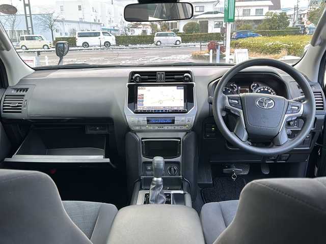 トヨタ ランドクルーザー プラド TX 福島県 2020(令2)年 6.4万km ブラック トヨタセーフティセンス/・衝突被害軽減ブレーキ/・オートハイビーム/・車線逸脱警報装置/・レーダークルーズコントロール/・ロードサインアシスト/・プロアクティブドライビングアシスト/社外ナビゲーション/・型番：X9NX/・フルセグTV/CD/DVD/SD/USB/HDMI/BT/・バックカメラ/・ビルトインETC/サンルーフ/ルーフレール/MTモード付AT/前後ドライブレコーダー/電動格納ミラー/・ウィンカーミラー/ダウンヒルアシストコントロール/寒冷地仕様/純正フロアマット/ドアバイザー/積込みスタッドレスタイヤ/・LA-STRADAホイール/・溝8mm