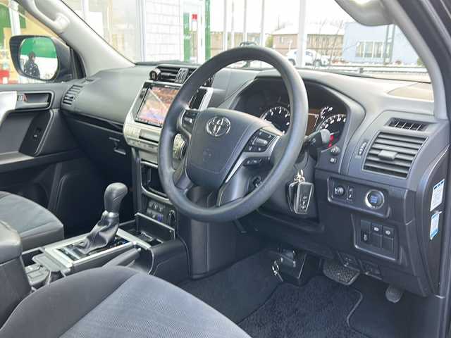 トヨタ ランドクルーザー プラド TX 福島県 2020(令2)年 6.4万km ブラック トヨタセーフティセンス/・衝突被害軽減ブレーキ/・オートハイビーム/・車線逸脱警報装置/・レーダークルーズコントロール/・ロードサインアシスト/・プロアクティブドライビングアシスト/社外ナビゲーション/・型番：X9NX/・フルセグTV/CD/DVD/SD/USB/HDMI/BT/・バックカメラ/・ビルトインETC/サンルーフ/ルーフレール/MTモード付AT/前後ドライブレコーダー/電動格納ミラー/・ウィンカーミラー/ダウンヒルアシストコントロール/寒冷地仕様/純正フロアマット/ドアバイザー/積込みスタッドレスタイヤ/・LA-STRADAホイール/・溝8mm