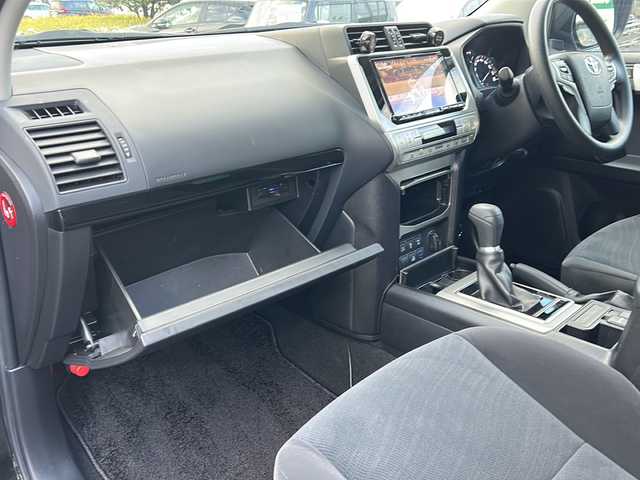 トヨタ ランドクルーザー プラド TX 福島県 2020(令2)年 6.4万km ブラック トヨタセーフティセンス/・衝突被害軽減ブレーキ/・オートハイビーム/・車線逸脱警報装置/・レーダークルーズコントロール/・ロードサインアシスト/・プロアクティブドライビングアシスト/社外ナビゲーション/・型番：X9NX/・フルセグTV/CD/DVD/SD/USB/HDMI/BT/・バックカメラ/・ビルトインETC/サンルーフ/ルーフレール/MTモード付AT/前後ドライブレコーダー/電動格納ミラー/・ウィンカーミラー/ダウンヒルアシストコントロール/寒冷地仕様/純正フロアマット/ドアバイザー/積込みスタッドレスタイヤ/・LA-STRADAホイール/・溝8mm