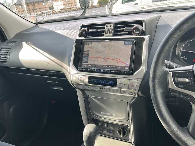 トヨタ ランドクルーザー プラド TX 福島県 2020(令2)年 6.4万km ブラック トヨタセーフティセンス/・衝突被害軽減ブレーキ/・オートハイビーム/・車線逸脱警報装置/・レーダークルーズコントロール/・ロードサインアシスト/・プロアクティブドライビングアシスト/社外ナビゲーション/・型番：X9NX/・フルセグTV/CD/DVD/SD/USB/HDMI/BT/・バックカメラ/・ビルトインETC/サンルーフ/ルーフレール/MTモード付AT/前後ドライブレコーダー/電動格納ミラー/・ウィンカーミラー/ダウンヒルアシストコントロール/寒冷地仕様/純正フロアマット/ドアバイザー/積込みスタッドレスタイヤ/・LA-STRADAホイール/・溝8mm