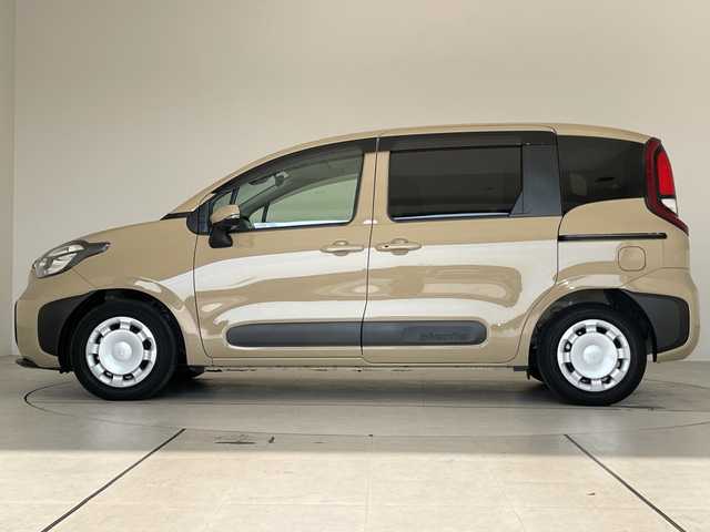 トヨタ シエンタ ハイブリッド G 愛知県 2024(令6)年 1.8万km ベージュ トヨタセーフティセンス/純正10.5型ディスプレイオーディオナビ/全方位カメラ/両側パワースライドドア/レーダークルーズコントロール/シートヒーター/コーナーセンサー/ＥＴＣ/ブラインドスポットモニター/LEDヘッドライト/ステアリングヒーター/レーンキープアシスト/オートマチックハイビーム/ドライブレコーダー/衝突軽減システム/フルセグ/CD DVD/Bluetooth/ステアリングスイッチ/スマートキー/プッシュスタート