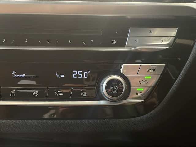ＢＭＷ Ｘ３ xDrive20d Mスポーツ 新潟県 2018(平30)年 4万km サファイアブラックP ハイラインパッケージ/・ランバー・サポート/・リヤ・シート・ヒーティング/・ヴァーネスカ・レザー・シート（茶革シート）/ポプラ・グレー・ファイン・ウッド・インテリア・トリム/パーキングアシストプラス/・パークディスタンスコントロール/・パーキングアシスト/・トップビュー/・サイドビューカメラ/・リアビューカメラ/純正HDDナビ/・フルセグ/BT/CD/DVD/ラジオ/ドライビングアシストプラス/・アクティブクルーズコントロール/・ステアリング＆レーンコントロールアシスト/・レーンディパーチャーウォーニング/・アクティブサイドコリジョンプロテクション/・前車接近警告機能/・衝突回避・被害軽減ブレーキ/・事故回避アシスト/・後車衝突警告機能/・クロストラフィックウォーニング/パワーバックドア/前方ドライブレコーダー