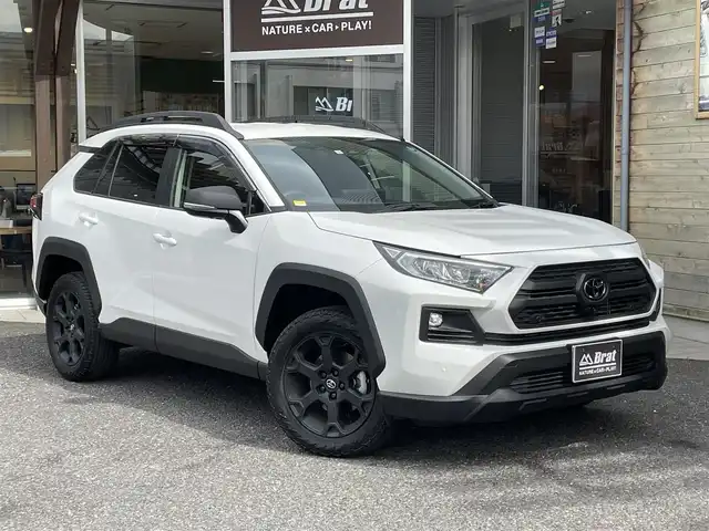 トヨタ ＲＡＶ４ アドベンチャー オフロードPKGⅡ 福島県 2022(令4)年 0.6万km スーパーホワイトⅡ ワンオーナー/追従機能付きクルーズコントロール/ハンズフリーパワーバックドア/デジタルインナーミラー/純正ナビ/　AM/FM/TV/Bluetooth/バックカメラ/全周囲モニター/純正アルミホイール/ETC２．０/ステアリングスイッチ/ステアリングヒーター/レザーシート/パワーシート（D席）/シートヒーター（前席）/シートベンチレーション（前席）/メモリーシート/電子制御パーキングブレーキ/ブレーキホールド/前後クリアランスソナー/レーダーブレーキサポート/LEDヘッドライト/フォグランプ/オートマチックハイビーム/オートライト/４WD/ダウンヒルアシストコントロール/MTモード付AT/衝突被害軽減システム/レーンキープアシスト/横滑り防止装置/盗難防止装置/ルーフレール/スペアキー（1本）/保証書/取扱説明書