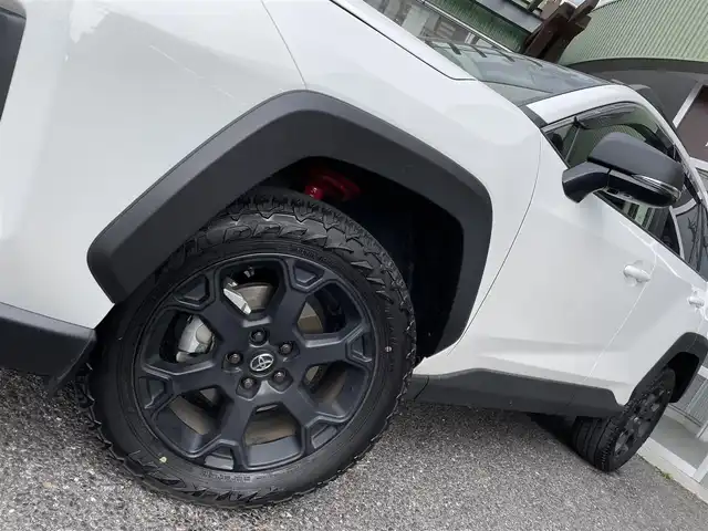 トヨタ ＲＡＶ４ アドベンチャー オフロードPKGⅡ 福島県 2022(令4)年 0.6万km スーパーホワイトⅡ ワンオーナー/追従機能付きクルーズコントロール/ハンズフリーパワーバックドア/デジタルインナーミラー/純正ナビ/　AM/FM/TV/Bluetooth/バックカメラ/全周囲モニター/純正アルミホイール/ETC２．０/ステアリングスイッチ/ステアリングヒーター/レザーシート/パワーシート（D席）/シートヒーター（前席）/シートベンチレーション（前席）/メモリーシート/電子制御パーキングブレーキ/ブレーキホールド/前後クリアランスソナー/レーダーブレーキサポート/LEDヘッドライト/フォグランプ/オートマチックハイビーム/オートライト/４WD/ダウンヒルアシストコントロール/MTモード付AT/衝突被害軽減システム/レーンキープアシスト/横滑り防止装置/盗難防止装置/ルーフレール/スペアキー（1本）/保証書/取扱説明書
