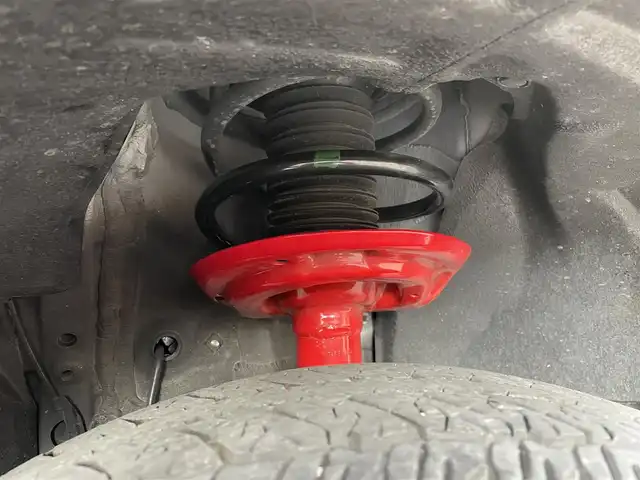 トヨタ ＲＡＶ４ アドベンチャー オフロードPKGⅡ 福島県 2022(令4)年 0.6万km スーパーホワイトⅡ ワンオーナー/追従機能付きクルーズコントロール/ハンズフリーパワーバックドア/デジタルインナーミラー/純正ナビ/　AM/FM/TV/Bluetooth/バックカメラ/全周囲モニター/純正アルミホイール/ETC２．０/ステアリングスイッチ/ステアリングヒーター/レザーシート/パワーシート（D席）/シートヒーター（前席）/シートベンチレーション（前席）/メモリーシート/電子制御パーキングブレーキ/ブレーキホールド/前後クリアランスソナー/レーダーブレーキサポート/LEDヘッドライト/フォグランプ/オートマチックハイビーム/オートライト/４WD/ダウンヒルアシストコントロール/MTモード付AT/衝突被害軽減システム/レーンキープアシスト/横滑り防止装置/盗難防止装置/ルーフレール/スペアキー（1本）/保証書/取扱説明書