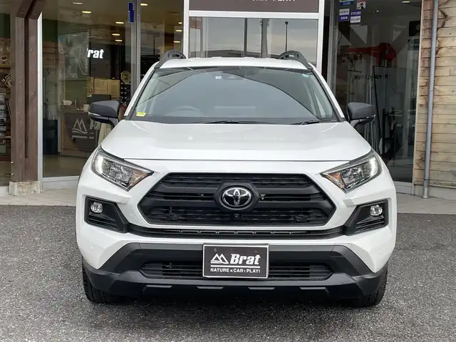 トヨタ ＲＡＶ４ アドベンチャー オフロードPKGⅡ 福島県 2022(令4)年 0.6万km スーパーホワイトⅡ ワンオーナー/追従機能付きクルーズコントロール/ハンズフリーパワーバックドア/デジタルインナーミラー/純正ナビ/　AM/FM/TV/Bluetooth/バックカメラ/全周囲モニター/純正アルミホイール/ETC２．０/ステアリングスイッチ/ステアリングヒーター/レザーシート/パワーシート（D席）/シートヒーター（前席）/シートベンチレーション（前席）/メモリーシート/電子制御パーキングブレーキ/ブレーキホールド/前後クリアランスソナー/レーダーブレーキサポート/LEDヘッドライト/フォグランプ/オートマチックハイビーム/オートライト/４WD/ダウンヒルアシストコントロール/MTモード付AT/衝突被害軽減システム/レーンキープアシスト/横滑り防止装置/盗難防止装置/ルーフレール/スペアキー（1本）/保証書/取扱説明書
