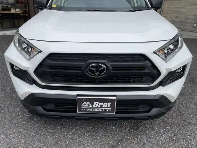 トヨタ ＲＡＶ４ アドベンチャー オフロードPKGⅡ 福島県 2022(令4)年 0.6万km スーパーホワイトⅡ ワンオーナー/追従機能付きクルーズコントロール/ハンズフリーパワーバックドア/デジタルインナーミラー/純正ナビ/　AM/FM/TV/Bluetooth/バックカメラ/全周囲モニター/純正アルミホイール/ETC２．０/ステアリングスイッチ/ステアリングヒーター/レザーシート/パワーシート（D席）/シートヒーター（前席）/シートベンチレーション（前席）/メモリーシート/電子制御パーキングブレーキ/ブレーキホールド/前後クリアランスソナー/レーダーブレーキサポート/LEDヘッドライト/フォグランプ/オートマチックハイビーム/オートライト/４WD/ダウンヒルアシストコントロール/MTモード付AT/衝突被害軽減システム/レーンキープアシスト/横滑り防止装置/盗難防止装置/ルーフレール/スペアキー（1本）/保証書/取扱説明書