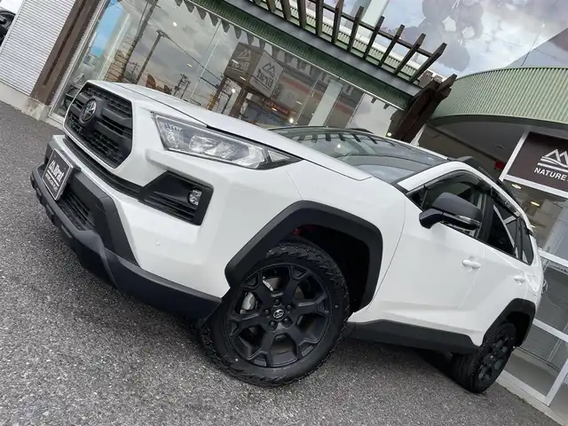 トヨタ ＲＡＶ４ アドベンチャー オフロードPKGⅡ 福島県 2022(令4)年 0.6万km スーパーホワイトⅡ ワンオーナー/追従機能付きクルーズコントロール/ハンズフリーパワーバックドア/デジタルインナーミラー/純正ナビ/　AM/FM/TV/Bluetooth/バックカメラ/全周囲モニター/純正アルミホイール/ETC２．０/ステアリングスイッチ/ステアリングヒーター/レザーシート/パワーシート（D席）/シートヒーター（前席）/シートベンチレーション（前席）/メモリーシート/電子制御パーキングブレーキ/ブレーキホールド/前後クリアランスソナー/レーダーブレーキサポート/LEDヘッドライト/フォグランプ/オートマチックハイビーム/オートライト/４WD/ダウンヒルアシストコントロール/MTモード付AT/衝突被害軽減システム/レーンキープアシスト/横滑り防止装置/盗難防止装置/ルーフレール/スペアキー（1本）/保証書/取扱説明書