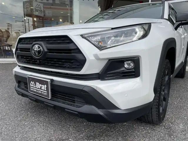 トヨタ ＲＡＶ４ アドベンチャー オフロードPKGⅡ 福島県 2022(令4)年 0.6万km スーパーホワイトⅡ ワンオーナー/追従機能付きクルーズコントロール/ハンズフリーパワーバックドア/デジタルインナーミラー/純正ナビ/　AM/FM/TV/Bluetooth/バックカメラ/全周囲モニター/純正アルミホイール/ETC２．０/ステアリングスイッチ/ステアリングヒーター/レザーシート/パワーシート（D席）/シートヒーター（前席）/シートベンチレーション（前席）/メモリーシート/電子制御パーキングブレーキ/ブレーキホールド/前後クリアランスソナー/レーダーブレーキサポート/LEDヘッドライト/フォグランプ/オートマチックハイビーム/オートライト/４WD/ダウンヒルアシストコントロール/MTモード付AT/衝突被害軽減システム/レーンキープアシスト/横滑り防止装置/盗難防止装置/ルーフレール/スペアキー（1本）/保証書/取扱説明書