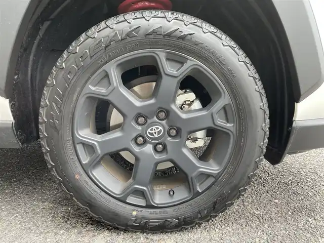 トヨタ ＲＡＶ４ アドベンチャー オフロードPKGⅡ 福島県 2022(令4)年 0.6万km スーパーホワイトⅡ ワンオーナー/追従機能付きクルーズコントロール/ハンズフリーパワーバックドア/デジタルインナーミラー/純正ナビ/　AM/FM/TV/Bluetooth/バックカメラ/全周囲モニター/純正アルミホイール/ETC２．０/ステアリングスイッチ/ステアリングヒーター/レザーシート/パワーシート（D席）/シートヒーター（前席）/シートベンチレーション（前席）/メモリーシート/電子制御パーキングブレーキ/ブレーキホールド/前後クリアランスソナー/レーダーブレーキサポート/LEDヘッドライト/フォグランプ/オートマチックハイビーム/オートライト/４WD/ダウンヒルアシストコントロール/MTモード付AT/衝突被害軽減システム/レーンキープアシスト/横滑り防止装置/盗難防止装置/ルーフレール/スペアキー（1本）/保証書/取扱説明書