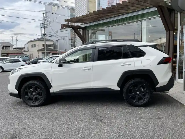 トヨタ ＲＡＶ４ アドベンチャー オフロードPKGⅡ 福島県 2022(令4)年 0.6万km スーパーホワイトⅡ ワンオーナー/追従機能付きクルーズコントロール/ハンズフリーパワーバックドア/デジタルインナーミラー/純正ナビ/　AM/FM/TV/Bluetooth/バックカメラ/全周囲モニター/純正アルミホイール/ETC２．０/ステアリングスイッチ/ステアリングヒーター/レザーシート/パワーシート（D席）/シートヒーター（前席）/シートベンチレーション（前席）/メモリーシート/電子制御パーキングブレーキ/ブレーキホールド/前後クリアランスソナー/レーダーブレーキサポート/LEDヘッドライト/フォグランプ/オートマチックハイビーム/オートライト/４WD/ダウンヒルアシストコントロール/MTモード付AT/衝突被害軽減システム/レーンキープアシスト/横滑り防止装置/盗難防止装置/ルーフレール/スペアキー（1本）/保証書/取扱説明書