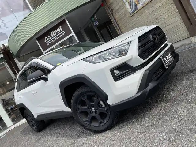 トヨタ ＲＡＶ４ アドベンチャー オフロードPKGⅡ 福島県 2022(令4)年 0.6万km スーパーホワイトⅡ ワンオーナー/追従機能付きクルーズコントロール/ハンズフリーパワーバックドア/デジタルインナーミラー/純正ナビ/　AM/FM/TV/Bluetooth/バックカメラ/全周囲モニター/純正アルミホイール/ETC２．０/ステアリングスイッチ/ステアリングヒーター/レザーシート/パワーシート（D席）/シートヒーター（前席）/シートベンチレーション（前席）/メモリーシート/電子制御パーキングブレーキ/ブレーキホールド/前後クリアランスソナー/レーダーブレーキサポート/LEDヘッドライト/フォグランプ/オートマチックハイビーム/オートライト/４WD/ダウンヒルアシストコントロール/MTモード付AT/衝突被害軽減システム/レーンキープアシスト/横滑り防止装置/盗難防止装置/ルーフレール/スペアキー（1本）/保証書/取扱説明書