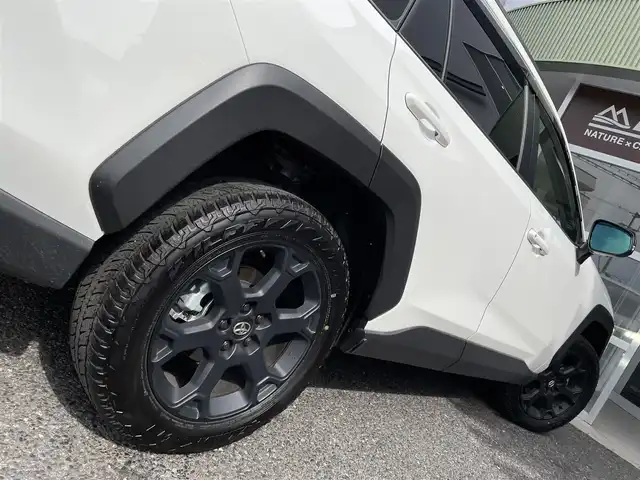 トヨタ ＲＡＶ４ アドベンチャー オフロードPKGⅡ 福島県 2022(令4)年 0.6万km スーパーホワイトⅡ ワンオーナー/追従機能付きクルーズコントロール/ハンズフリーパワーバックドア/デジタルインナーミラー/純正ナビ/　AM/FM/TV/Bluetooth/バックカメラ/全周囲モニター/純正アルミホイール/ETC２．０/ステアリングスイッチ/ステアリングヒーター/レザーシート/パワーシート（D席）/シートヒーター（前席）/シートベンチレーション（前席）/メモリーシート/電子制御パーキングブレーキ/ブレーキホールド/前後クリアランスソナー/レーダーブレーキサポート/LEDヘッドライト/フォグランプ/オートマチックハイビーム/オートライト/４WD/ダウンヒルアシストコントロール/MTモード付AT/衝突被害軽減システム/レーンキープアシスト/横滑り防止装置/盗難防止装置/ルーフレール/スペアキー（1本）/保証書/取扱説明書