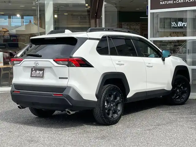 トヨタ ＲＡＶ４ アドベンチャー オフロードPKGⅡ 福島県 2022(令4)年 0.6万km スーパーホワイトⅡ ワンオーナー/追従機能付きクルーズコントロール/ハンズフリーパワーバックドア/デジタルインナーミラー/純正ナビ/　AM/FM/TV/Bluetooth/バックカメラ/全周囲モニター/純正アルミホイール/ETC２．０/ステアリングスイッチ/ステアリングヒーター/レザーシート/パワーシート（D席）/シートヒーター（前席）/シートベンチレーション（前席）/メモリーシート/電子制御パーキングブレーキ/ブレーキホールド/前後クリアランスソナー/レーダーブレーキサポート/LEDヘッドライト/フォグランプ/オートマチックハイビーム/オートライト/４WD/ダウンヒルアシストコントロール/MTモード付AT/衝突被害軽減システム/レーンキープアシスト/横滑り防止装置/盗難防止装置/ルーフレール/スペアキー（1本）/保証書/取扱説明書