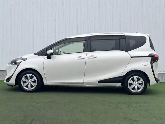トヨタ シエンタ ファンベースG 香川県 2019(令1)年 4.7万km ホワイトパールクリスタルシャイン 登録時走行距離：46933km/ディーラー純正ナビ/　CD DVD BT フルセグTV/全方位カメラ/両側パワースライドドア/プリクラッシュセーフティシステム/レーンキープアシスト/オートハイビーム/オートライト/LEDヘッドライト/フォグランプ/ETC/前後ドライブレコーダー/アイドリングストップ/横滑り防止装置/革巻きステアリング/ステアリングスイッチ/プッシュスタート/スマートキー