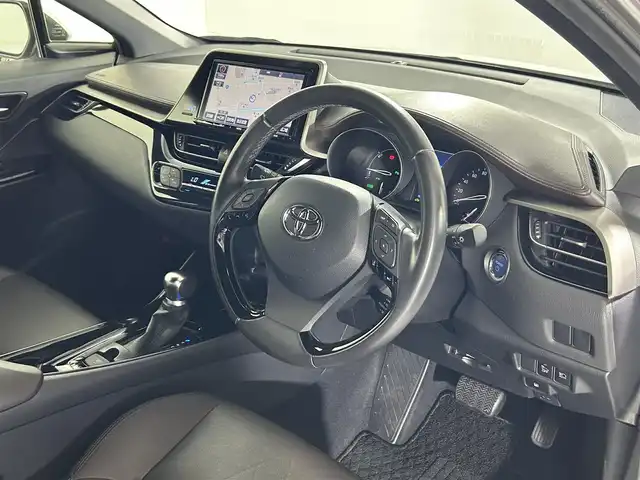 トヨタ Ｃ－ＨＲ G 佐賀県 2017(平29)年 6万km メタルストリームM 純正9インチナビ/フルセグTV/Bluetooth/CD/DVD/バックカメラ/ビルトインETC/前方ドライブレコーダー/レーダークルーズコントロール/運転席・助手席シートヒーター/トヨタセーフティーセンス/衝突被害軽減ブレーキ/コーナーセンサー/純正フロアマット/純正18インチアルミホイール