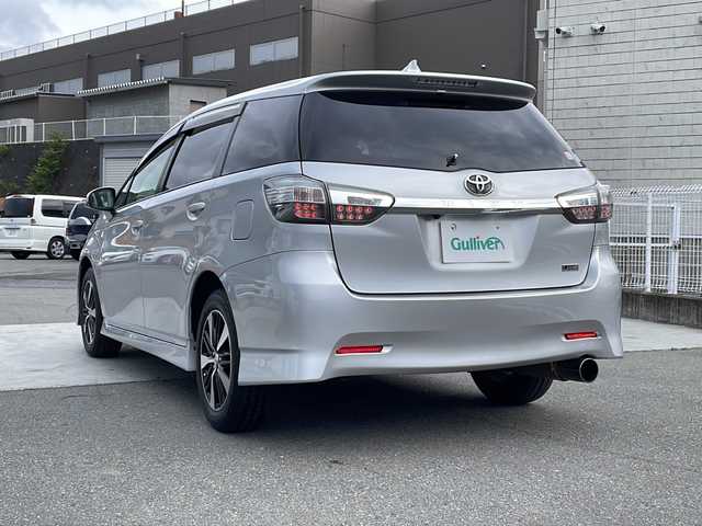 トヨタ ウィッシュ 1．8S 山梨県 2012(平24)年 6.4万km シルバーM 社外ナビ/ＥＴＣ　/バックモニター/ドライブレコーダー/後席用モニター　/プッシュスタート　/オートエアコン/パワーウインドウ/社外マフラー/純正１６インチＡＷ/ＭＴモード付ＡＴ/純正フロアマット