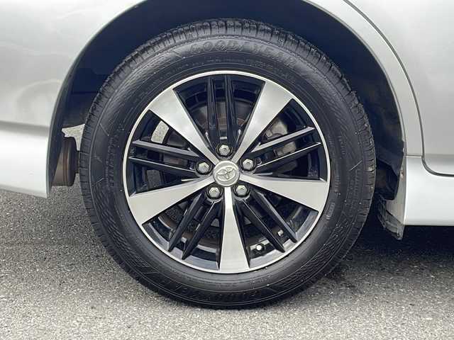 トヨタ ウィッシュ 1．8S 山梨県 2012(平24)年 6.4万km シルバーM 社外ナビ/ＥＴＣ　/バックモニター/ドライブレコーダー/後席用モニター　/プッシュスタート　/オートエアコン/パワーウインドウ/社外マフラー/純正１６インチＡＷ/ＭＴモード付ＡＴ/純正フロアマット