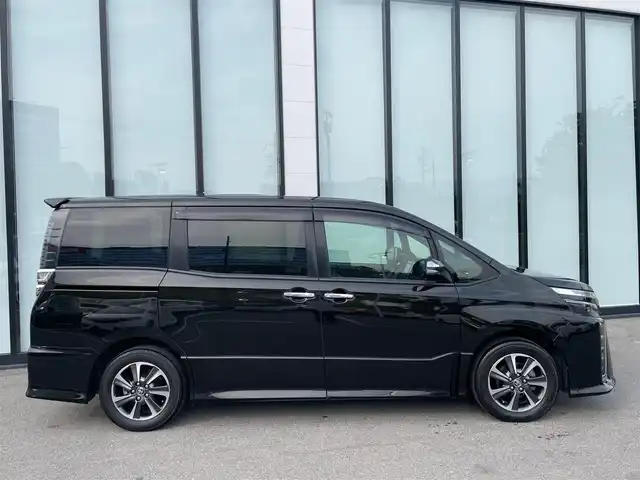 トヨタ ヴォクシー ZS 煌Ⅱ 大阪府 2019(平31)年 5.5万km イナズマスパーキングブラックガラスフレーク 純正８インチナビ/   フルセグTV/CD/DVD/Bluetooth/USB/衝突軽減/バックモニター/１２インチ後席モニター/スマートルームミラー/両側パワースライドドア/クルーズコントロール/前後ドライブレコーダー/ＥＴＣ/ＬＥＤライト/禁煙車