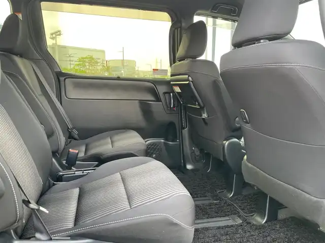 トヨタ ヴォクシー ZS 煌Ⅱ 大阪府 2019(平31)年 5.5万km イナズマスパーキングブラックガラスフレーク 純正８インチナビ/   フルセグTV/CD/DVD/Bluetooth/USB/衝突軽減/バックモニター/１２インチ後席モニター/スマートルームミラー/両側パワースライドドア/クルーズコントロール/前後ドライブレコーダー/ＥＴＣ/ＬＥＤライト/禁煙車