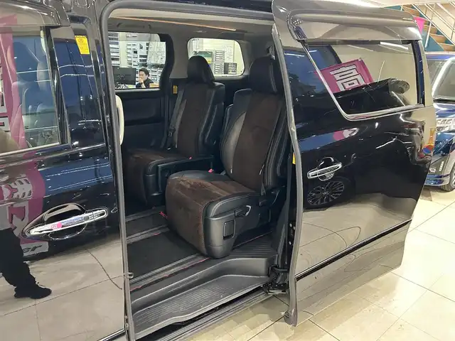 トヨタ アルファード 240S タイプゴールドⅡ 東京都 2014(平26)年 10.4万km ブラック サンルーフ/社外9インチナビ/(CD/DVD/Bluetooth)/バックカメラ/社外フリップダウンモニター/社外セキュリティ（クリフォード）/半革シート/ウッドコンビハンドル/黒木目調パネル/クルーズコントロール/コーナーセンサー/プッシュスタートボタン/前後フォグランプ/HIDヘッドライト/ISOFIX/ETC/両側パワースライドドア/オットマン/パワーバックドア/ドアバイザー/nanoe/100V電源/プライバシーガラス/電動格納ミラー/純正18インチアルミホイール/W+カーテンSRS＆ABS/横滑り防止装置
