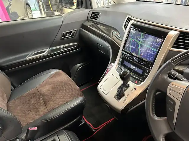 トヨタ アルファード 240S タイプゴールドⅡ 東京都 2014(平26)年 10.4万km ブラック サンルーフ/社外9インチナビ/(CD/DVD/Bluetooth)/バックカメラ/社外フリップダウンモニター/社外セキュリティ（クリフォード）/半革シート/ウッドコンビハンドル/黒木目調パネル/クルーズコントロール/コーナーセンサー/プッシュスタートボタン/前後フォグランプ/HIDヘッドライト/ISOFIX/ETC/両側パワースライドドア/オットマン/パワーバックドア/ドアバイザー/nanoe/100V電源/プライバシーガラス/電動格納ミラー/純正18インチアルミホイール/W+カーテンSRS＆ABS/横滑り防止装置