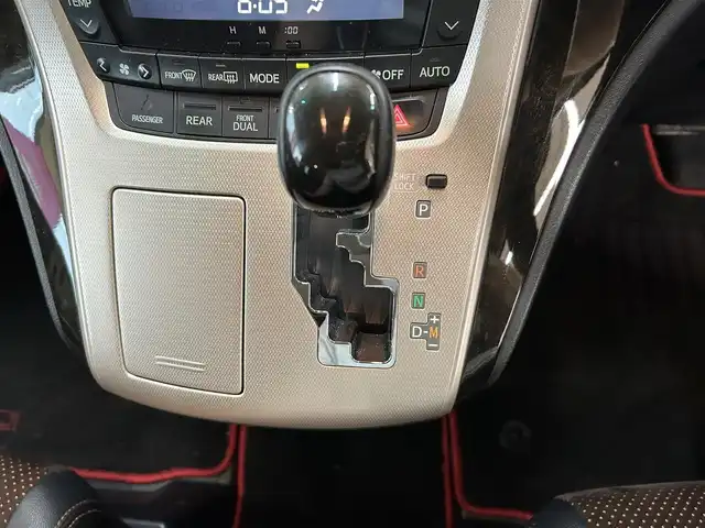 トヨタ アルファード 240S タイプゴールドⅡ 東京都 2014(平26)年 10.4万km ブラック サンルーフ/社外9インチナビ/(CD/DVD/Bluetooth)/バックカメラ/社外フリップダウンモニター/社外セキュリティ（クリフォード）/半革シート/ウッドコンビハンドル/黒木目調パネル/クルーズコントロール/コーナーセンサー/プッシュスタートボタン/前後フォグランプ/HIDヘッドライト/ISOFIX/ETC/両側パワースライドドア/オットマン/パワーバックドア/ドアバイザー/nanoe/100V電源/プライバシーガラス/電動格納ミラー/純正18インチアルミホイール/W+カーテンSRS＆ABS/横滑り防止装置