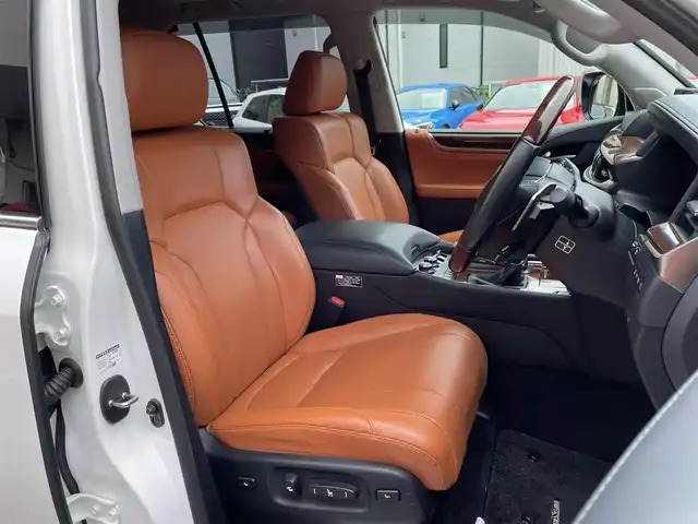 レクサス ＬＸ 570 神奈川県 2016(平28)年 6.2万km ホワイトパールクリスタルシャイン サンルーフ/オレンジ革シート/モデリスタエアロ/マフラー/純正20インチAW/クールBOX/ヘッドアップディスプレイ/レクサスセーフティシステム+/レーダークルーズコントロール/PCS/LDA/BSM/RCTA/コーナーセンサー/純正SDナビ・地デジTV/パノラマモニター/ビルトインETC2.0/前席パワーシート/シートヒーター/エアシート/ステアリングヒーター/パワーバックドア/LEDライト/LEDフォグライト/オートハイビーム/ルーフレール/ヒッチメンバー/パドルシフト/プッシュスタート/スマートキー×2/カードキー×1/H28/29/30/R1/2/4年ディーラー整備記録/保証書・取説あり