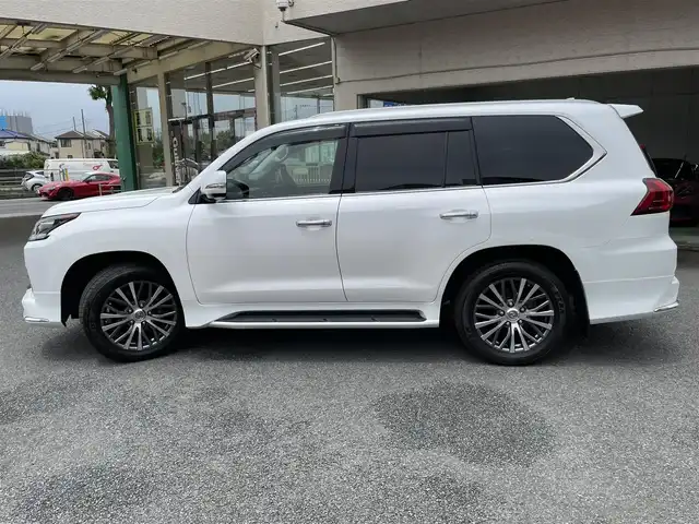 レクサス ＬＸ 570 神奈川県 2016(平28)年 6.2万km ホワイトパールクリスタルシャイン サンルーフ/オレンジ革シート/モデリスタエアロ/マフラー/純正20インチAW/クールBOX/ヘッドアップディスプレイ/レクサスセーフティシステム+/レーダークルーズコントロール/PCS/LDA/BSM/RCTA/コーナーセンサー/純正SDナビ・地デジTV/パノラマモニター/ビルトインETC2.0/前席パワーシート/シートヒーター/エアシート/ステアリングヒーター/パワーバックドア/LEDライト/LEDフォグライト/オートハイビーム/ルーフレール/ヒッチメンバー/パドルシフト/プッシュスタート/スマートキー×2/カードキー×1/H28/29/30/R1/2/4年ディーラー整備記録/保証書・取説あり