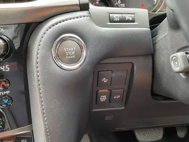 レクサス ＬＸ 570 神奈川県 2016(平28)年 6.2万km ホワイトパールクリスタルシャイン サンルーフ/オレンジ革シート/モデリスタエアロ/マフラー/純正20インチAW/クールBOX/ヘッドアップディスプレイ/レクサスセーフティシステム+/レーダークルーズコントロール/PCS/LDA/BSM/RCTA/コーナーセンサー/純正SDナビ・地デジTV/パノラマモニター/ビルトインETC2.0/前席パワーシート/シートヒーター/エアシート/ステアリングヒーター/パワーバックドア/LEDライト/LEDフォグライト/オートハイビーム/ルーフレール/ヒッチメンバー/パドルシフト/プッシュスタート/スマートキー×2/カードキー×1/H28/29/30/R1/2/4年ディーラー整備記録/保証書・取説あり
