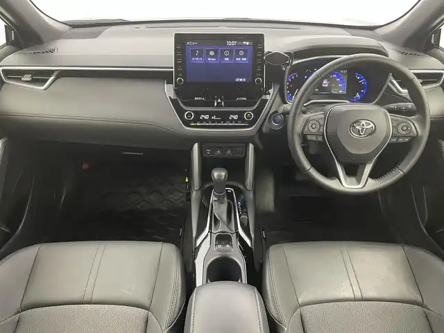 トヨタ カローラ クロス ハイブリッド Z 富山県 2023(令5)年 3.6万km アティチュードブラックマイカ 純正9型ディスプレイオーディオ（AM/FM/BT/USB/HDMI）/全方位カメラ/ドライブレコーダー/ETC/ブラインドスポットモニター/ハーフレザーシート/D席パワーシート/シートヒーター/衝突被害軽減システム/レーダークルーズコントロール/レーンキープアシスト/コーナーセンサー/横滑り防止装置/アイドリングストップ/純正アルミホイール/純正ゴムマット/オートLEDライト/オートマチックハイビーム/フォグライト/ステアリングスイッチ/革巻きステアリング/スマートキー/スペアキー