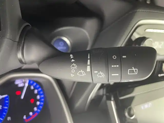 トヨタ カローラ クロス ハイブリッド Z 富山県 2023(令5)年 3.6万km アティチュードブラックマイカ 純正9型ディスプレイオーディオ（AM/FM/BT/USB/HDMI）/全方位カメラ/ドライブレコーダー/ETC/ブラインドスポットモニター/ハーフレザーシート/D席パワーシート/シートヒーター/衝突被害軽減システム/レーダークルーズコントロール/レーンキープアシスト/コーナーセンサー/横滑り防止装置/アイドリングストップ/純正アルミホイール/純正ゴムマット/オートLEDライト/オートマチックハイビーム/フォグライト/ステアリングスイッチ/革巻きステアリング/スマートキー/スペアキー