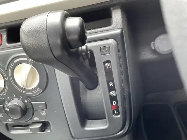 スズキ アルト L 道央・札幌 2017(平29)年 8.2万km スペリアホワイト ４ＷＤ/純正オーディオ(AM/FM/ＣＤ)/シートヒーター/純正フロアマット/ドアバイザー/横滑り防止装置/盗難防止装置/アイドリングストップ/ヘッドライトレベライザー/スペアキー×１/積込冬タイヤ/　　(145/80R13 ２２年製 溝6ｍｍ/　　　　純正ホイールキャップ　1箇所欠品)