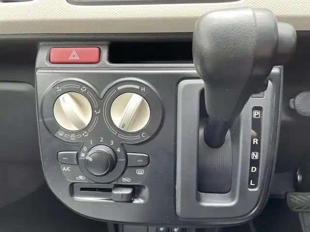 スズキ アルト L 道央・札幌 2017(平29)年 8.2万km スペリアホワイト ４ＷＤ/純正オーディオ(AM/FM/ＣＤ)/シートヒーター/純正フロアマット/ドアバイザー/横滑り防止装置/盗難防止装置/アイドリングストップ/ヘッドライトレベライザー/スペアキー×１/積込冬タイヤ/　　(145/80R13 ２２年製 溝6ｍｍ/　　　　純正ホイールキャップ　1箇所欠品)
