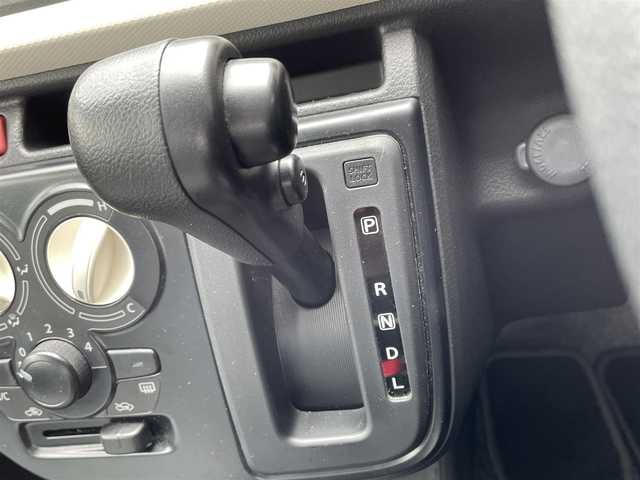 スズキ アルト L 道央・札幌 2017(平29)年 8.2万km スペリアホワイト ４ＷＤ/純正オーディオ(AM/FM/ＣＤ)/シートヒーター/純正フロアマット/ドアバイザー/横滑り防止装置/盗難防止装置/アイドリングストップ/ヘッドライトレベライザー/スペアキー×１/積込冬タイヤ/　　(145/80R13 ２２年製 溝6ｍｍ/　　　　純正ホイールキャップ　1箇所欠品)