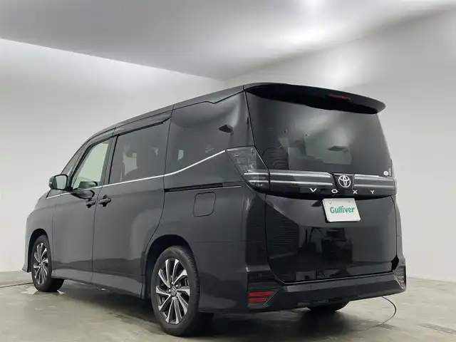 トヨタ ヴォクシー S－Z 岡山県 2022(令4)年 1.3万km アティチュードブラックマイカ 純正１０．５インチディスプレイオーディオ(ナビ付)/（CD/DVD/BT/USB/HDMI/Carplay/フルセグ）/１４インチフリップダウンモニター/衝突軽減ブレーキ/両側パワースライドドア/アドバンスドパーク/アラウンドビューモニター/レーダークルーズコントロール/三眼ＬＥＤヘッドライト/オートハイビーム/オートライト/ビルトインETC２．０/シートヒーター/純正ドライブレコーダー（前後）/コーナーセンサー（前後）/パーキングアシスト/プッシュスタート/レーンキープアシスト/純正フロアマット/純正17インチアルミホイール/LEDフォグランプ/踏み間違い防止/オートブレーキホールド/ISOFIX/後席サンシェイド/ステアリングスイッチ/チルトステアリング/シートリフター/ウインカーミラー/ドアバイザー/スマートキー×１/取扱説明書