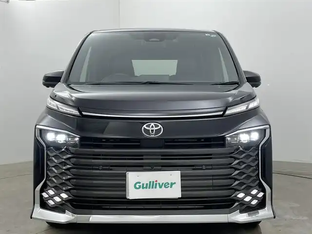 トヨタ ヴォクシー S－Z 岡山県 2022(令4)年 1.3万km アティチュードブラックマイカ 純正１０．５インチディスプレイオーディオ(ナビ付)/（CD/DVD/BT/USB/HDMI/Carplay/フルセグ）/１４インチフリップダウンモニター/衝突軽減ブレーキ/両側パワースライドドア/アドバンスドパーク/アラウンドビューモニター/レーダークルーズコントロール/三眼ＬＥＤヘッドライト/オートハイビーム/オートライト/ビルトインETC２．０/シートヒーター/純正ドライブレコーダー（前後）/コーナーセンサー（前後）/パーキングアシスト/プッシュスタート/レーンキープアシスト/純正フロアマット/純正17インチアルミホイール/LEDフォグランプ/踏み間違い防止/オートブレーキホールド/ISOFIX/後席サンシェイド/ステアリングスイッチ/チルトステアリング/シートリフター/ウインカーミラー/ドアバイザー/スマートキー×１/取扱説明書