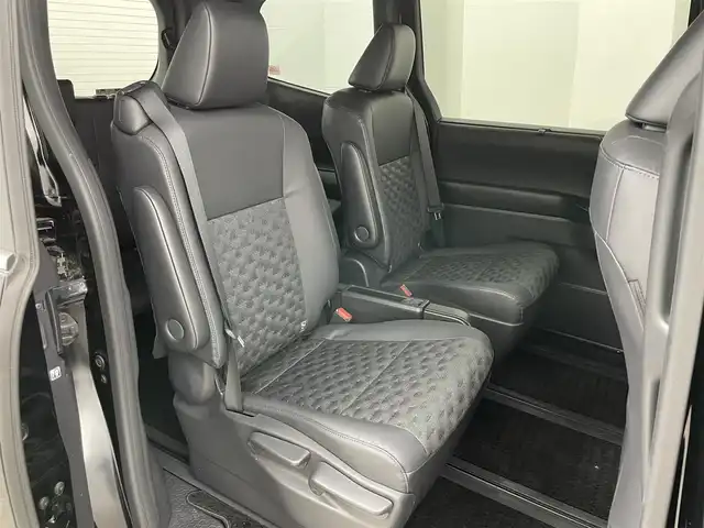 トヨタ ヴォクシー S－Z 岡山県 2022(令4)年 1.3万km アティチュードブラックマイカ 純正１０．５インチディスプレイオーディオ(ナビ付)/（CD/DVD/BT/USB/HDMI/Carplay/フルセグ）/１４インチフリップダウンモニター/衝突軽減ブレーキ/両側パワースライドドア/アドバンスドパーク/アラウンドビューモニター/レーダークルーズコントロール/三眼ＬＥＤヘッドライト/オートハイビーム/オートライト/ビルトインETC２．０/シートヒーター/純正ドライブレコーダー（前後）/コーナーセンサー（前後）/パーキングアシスト/プッシュスタート/レーンキープアシスト/純正フロアマット/純正17インチアルミホイール/LEDフォグランプ/踏み間違い防止/オートブレーキホールド/ISOFIX/後席サンシェイド/ステアリングスイッチ/チルトステアリング/シートリフター/ウインカーミラー/ドアバイザー/スマートキー×１/取扱説明書
