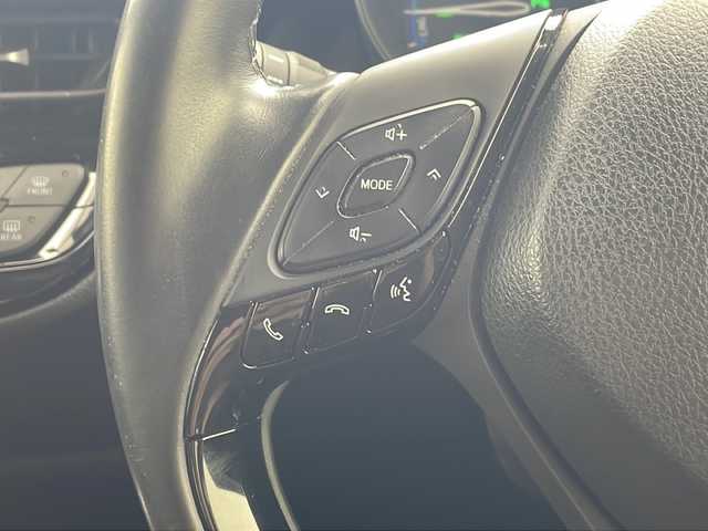 トヨタ Ｃ－ＨＲ G 沖縄県 2017(平29)年 7.9万km ホワイトパールクリスタルシャイン 純正9インチナビ/CD/DVD/SD/BT/フルセグ/バックカメラ/ビルトインETC/ドライブレコーダー/プリクラッシュセーフティ/レーンキープアシスト/アダプティブクルーズコントロール/コーナーセンサー/ハーフレザーシート/運転席シートヒーター/純正18インチAW/純正フロアマット/プッシュスタート/スマートキー