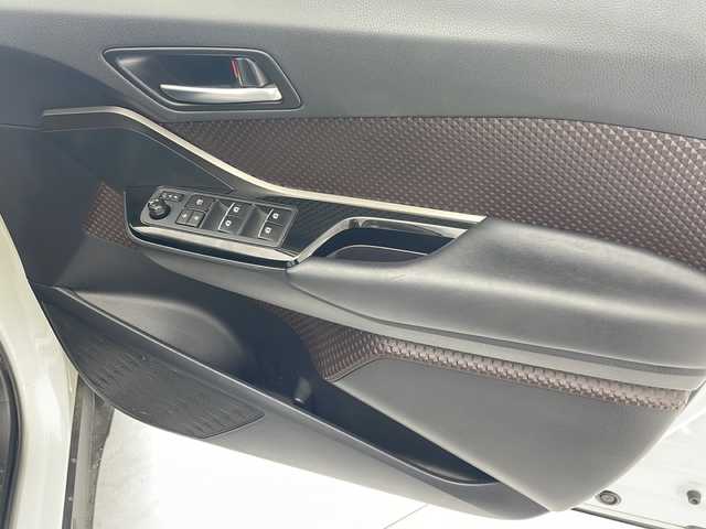 トヨタ Ｃ－ＨＲ G 沖縄県 2017(平29)年 7.9万km ホワイトパールクリスタルシャイン 純正9インチナビ/CD/DVD/SD/BT/フルセグ/バックカメラ/ビルトインETC/ドライブレコーダー/プリクラッシュセーフティ/レーンキープアシスト/アダプティブクルーズコントロール/コーナーセンサー/ハーフレザーシート/運転席シートヒーター/純正18インチAW/純正フロアマット/プッシュスタート/スマートキー