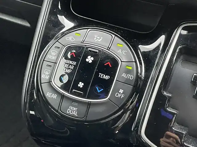 トヨタ ノア Si ダブルバイビーⅡ 滋賀県 2019(平31)年 6.9万km ホワイトパールクリスタルシャイン 禁煙車/純正９型ナビ/（ＣＤ／ＤＶＤ／Ｂｌｕｅｔｏｏｔｈ／フルセグ／ＳＤ）/トヨタセーフティセンス/アルパイン１０．２型後席モニター/クルーズコントロール/両側パワースライドドア/ハーフレザーシート/デュアルエアコン/LEDヘッドライト/バックカメラ/ビルトインETC/オートライト/オートハイビーム