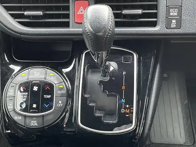 トヨタ ノア Si ダブルバイビーⅡ 滋賀県 2019(平31)年 6.9万km ホワイトパールクリスタルシャイン 禁煙車/純正９型ナビ/（ＣＤ／ＤＶＤ／Ｂｌｕｅｔｏｏｔｈ／フルセグ／ＳＤ）/トヨタセーフティセンス/アルパイン１０．２型後席モニター/クルーズコントロール/両側パワースライドドア/ハーフレザーシート/デュアルエアコン/LEDヘッドライト/バックカメラ/ビルトインETC/オートライト/オートハイビーム