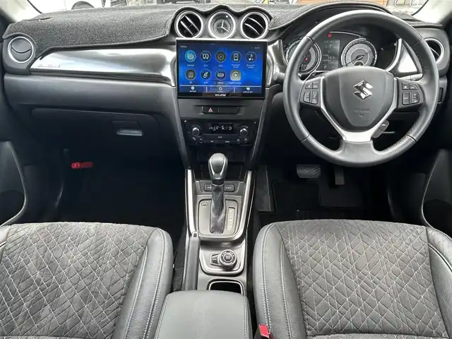 スズキ エスクード 福島県 2022(令4)年 1.3万km サバンナアイボリーメタリック/ブラック 2トーンルーフ 4WD/スズキセーフティサポート/　・デュアルセンサーブレーキサポート/　・誤発進抑制機能/　・車線逸脱警報機能/車線逸脱抑制機能/　・ふらつき警報機能/　・アダプティブクルーズコントロール（全車速追従機能付き）/　・ブラインドスポットモニター（車線変更サポート付き）/　・リヤクロストラフィックアラート/　・先行車発進お知らせ機能/　・標識認識機能/社外メモリナビ/【フルセグ/CD/DVD/BT/SD/HDMI/AppleCarPlay】/バックカメラ/ETC/ステアリングスイッチ/パドルシフト/ハーフレザーシート/前席シートヒーター/LEDヘッドライト（AUTO機能付き）/　・フォグランプ/ヒルスタートアシスト/パーキングアシスト/コーナーセンサー/純正フロアマット/純正ドアバイザー/アイドリングストップ