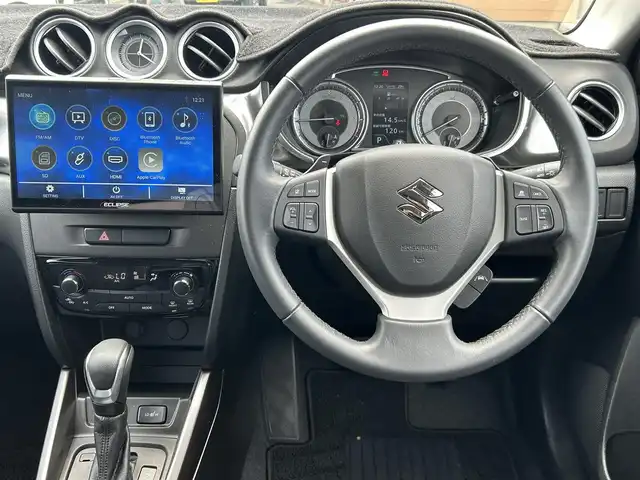 スズキ エスクード 福島県 2022(令4)年 1.3万km サバンナアイボリーメタリック/ブラック 2トーンルーフ 4WD/スズキセーフティサポート/　・デュアルセンサーブレーキサポート/　・誤発進抑制機能/　・車線逸脱警報機能/車線逸脱抑制機能/　・ふらつき警報機能/　・アダプティブクルーズコントロール（全車速追従機能付き）/　・ブラインドスポットモニター（車線変更サポート付き）/　・リヤクロストラフィックアラート/　・先行車発進お知らせ機能/　・標識認識機能/社外メモリナビ/【フルセグ/CD/DVD/BT/SD/HDMI/AppleCarPlay】/バックカメラ/ETC/ステアリングスイッチ/パドルシフト/ハーフレザーシート/前席シートヒーター/LEDヘッドライト（AUTO機能付き）/　・フォグランプ/ヒルスタートアシスト/パーキングアシスト/コーナーセンサー/純正フロアマット/純正ドアバイザー/アイドリングストップ