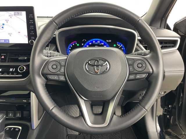 トヨタ カローラ クロス ハイブリッド Z 道央・札幌 2022(令4)年 3.1万km アティチュードブラックマイカ ・4WD/・純正ナビ&CD&DVD&BT&Miracast/・バックカメラ/・パワーバックドア/・トヨタセーフティセンス/・レーダークルーズコントロール/・プリクラッシュセーフティ/・パーキングサポートブレーキ/・ロードサインアシスト/・レーントレーシングアシスト/・コーナーセンサー/・前席シートヒーター　/・D席パワーシート/・ハーフレザーシート/・ビルトインETC/・社外前後ドライブレコーダー/・ステアリングスイッチ/・LEDヘッドライト/・オートライト/・スマートキー/・スペアキー/・純正AW付きスタッドレス　/・取扱説明書/・保証書