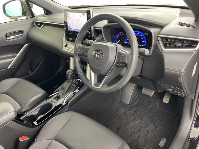 トヨタ カローラ クロス ハイブリッド Z 道央・札幌 2022(令4)年 3.1万km アティチュードブラックマイカ ・4WD/・純正ナビ&CD&DVD&BT&Miracast/・バックカメラ/・パワーバックドア/・トヨタセーフティセンス/・レーダークルーズコントロール/・プリクラッシュセーフティ/・パーキングサポートブレーキ/・ロードサインアシスト/・レーントレーシングアシスト/・コーナーセンサー/・前席シートヒーター　/・D席パワーシート/・ハーフレザーシート/・ビルトインETC/・社外前後ドライブレコーダー/・ステアリングスイッチ/・LEDヘッドライト/・オートライト/・スマートキー/・スペアキー/・純正AW付きスタッドレス　/・取扱説明書/・保証書