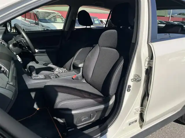 スバル インプレッサ ＸＶ 2．0i－L アイサイト 高知県 2015(平27)年 6.7万km クリスタルホワイトP 社外&CD再生&USB接続/アイサイト/アイドリングストップ/AAC/スマートキー/純正フロアマット/純正17インチアルミホイール/運転席＋助手席エアバッグ/横滑り防止装置/盗難防止装置/衝突被害軽減システム/オートライト/レーンキープアシスト/キセノンヘッドライト