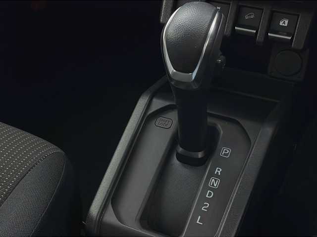 スズキ ジムニー シエラ JC 宮城県 2024(令6)年 1.3万km ミディアムグレー 禁煙車/７インチワイドKENWOOD彩速ナビMDV-S711HDW/（BT/フルセグTV/AM/FM）/LBWKバイザー/背面タイヤ/追従クルーズコントロール/バックカメラ/ETC/ダウンヒルアシストコントロール/純正15インチアルミホイール/LEDヘッドライト/シートヒーター/オートライト/デュアルセンサーブレーキサポート/誤発進抑制機能/ABS/レーンキープアシスト/衝突被害軽減システム/横滑り防止装置