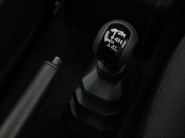 スズキ ジムニー シエラ JC 宮城県 2024(令6)年 1.3万km ミディアムグレー 禁煙車/７インチワイドKENWOOD彩速ナビMDV-S711HDW/（BT/フルセグTV/AM/FM）/LBWKバイザー/背面タイヤ/追従クルーズコントロール/バックカメラ/ETC/ダウンヒルアシストコントロール/純正15インチアルミホイール/LEDヘッドライト/シートヒーター/オートライト/デュアルセンサーブレーキサポート/誤発進抑制機能/ABS/レーンキープアシスト/衝突被害軽減システム/横滑り防止装置